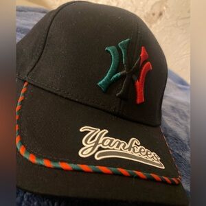 Black Yankees baseball hat,